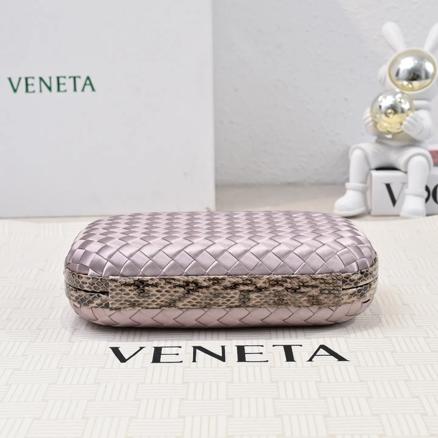 Batch 1460 #BV Knot woven evening bag series ~ Each bag reveals exquisite elegance💫Iconic classic silk weaving➕snake skin trimming with knot buckle, soft and delicate feel. The design is small and exquisite, low-key without logo, elegant and elegant. Paired with evening dress or cheongsam, it has the atmosphere of a famous and wealthy lady. Full of aura and invincible texture💃 Model: 7622 Dimensions: 20x12x5.5